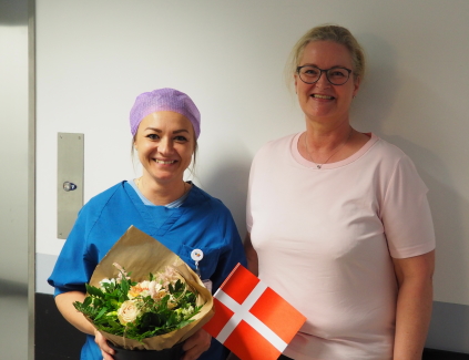 Heidi Voxen Mortensen modtager buket af afdelingsformand Nina Skov-Lauridsen i anledning af kåringen som velfærdstalent 2021